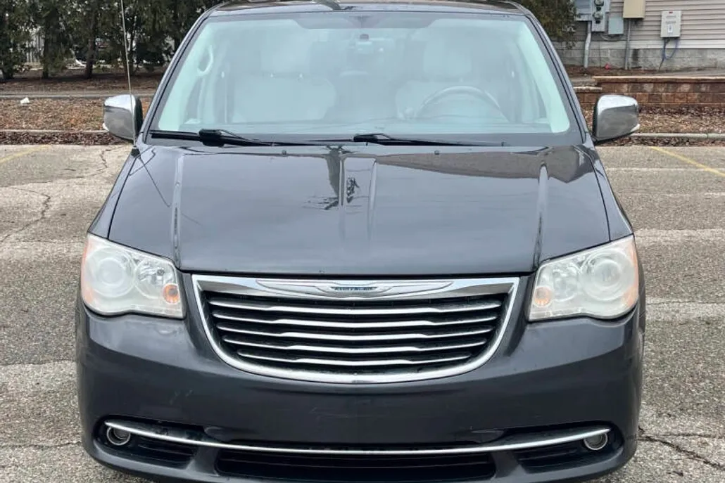 2012 Chrysler Town & Country Limited photo 1