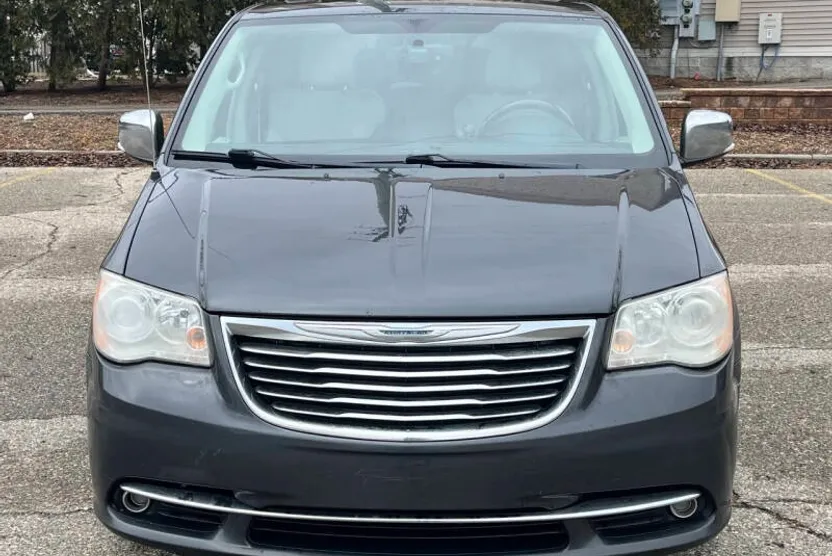 2012 Chrysler Town & Country Limited photo 1
