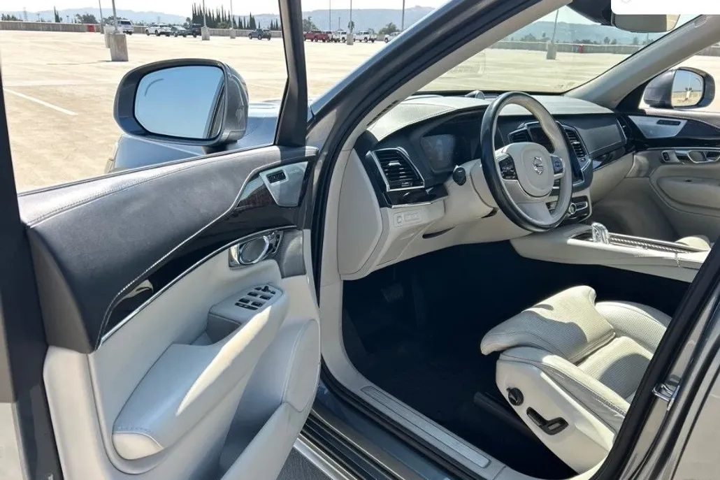 2017 Volvo XC90 T8 Inscription photo 1
