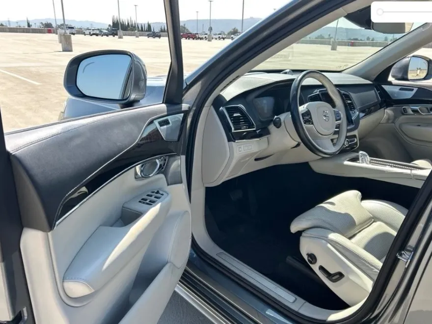 2017 Volvo XC90 T8 Inscription photo 1