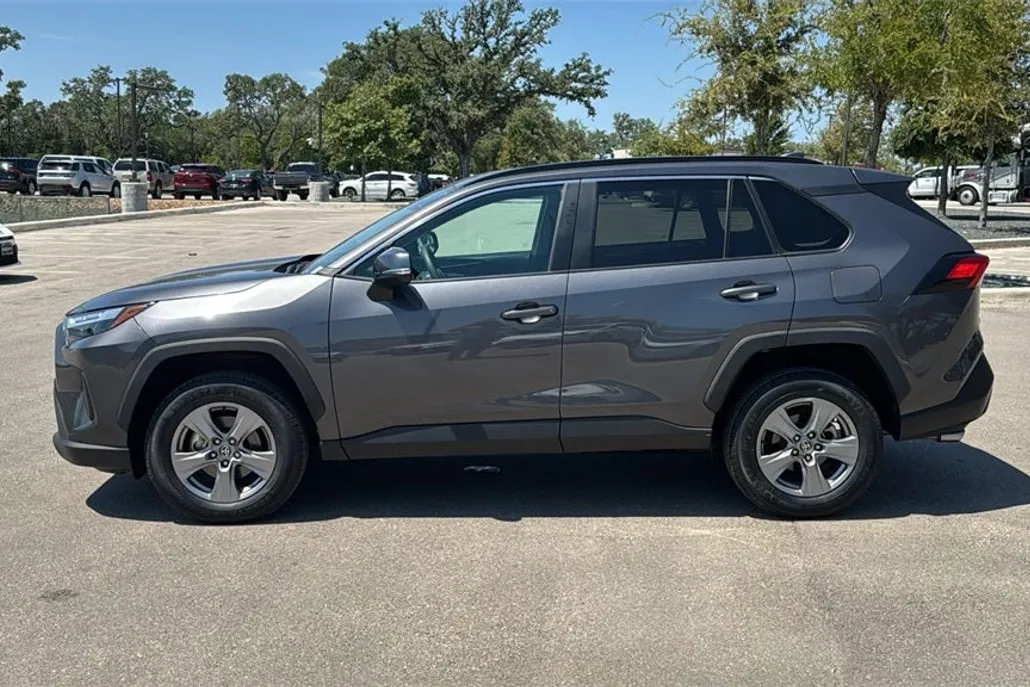 2024 Toyota RAV4 XLE photo 1