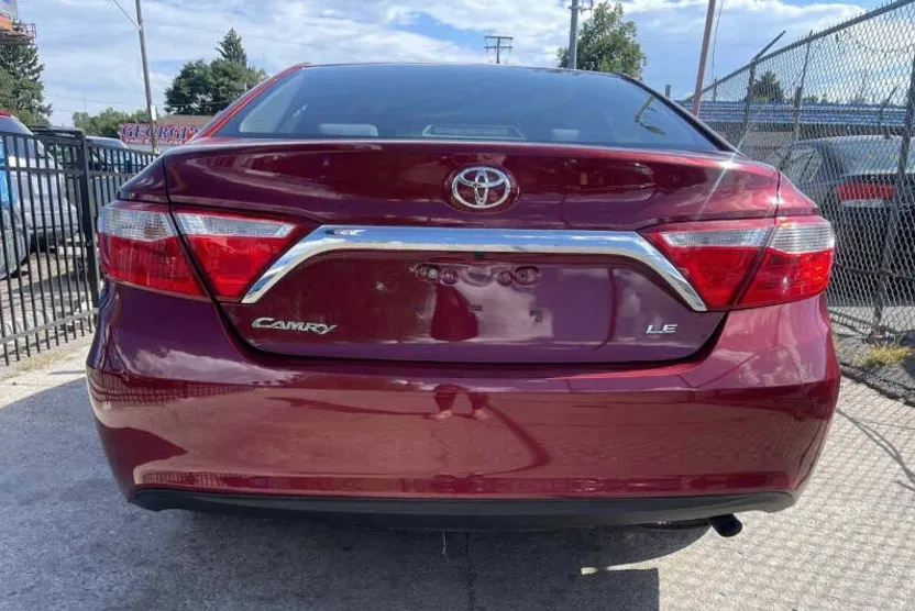 2017 Toyota Camry LE photo 1