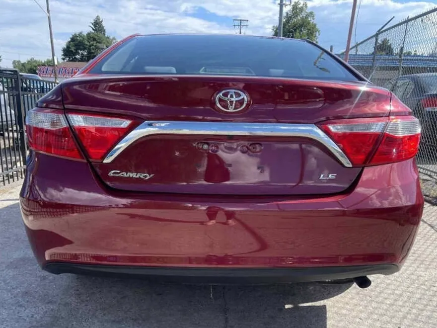 2017 Toyota Camry LE photo 1
