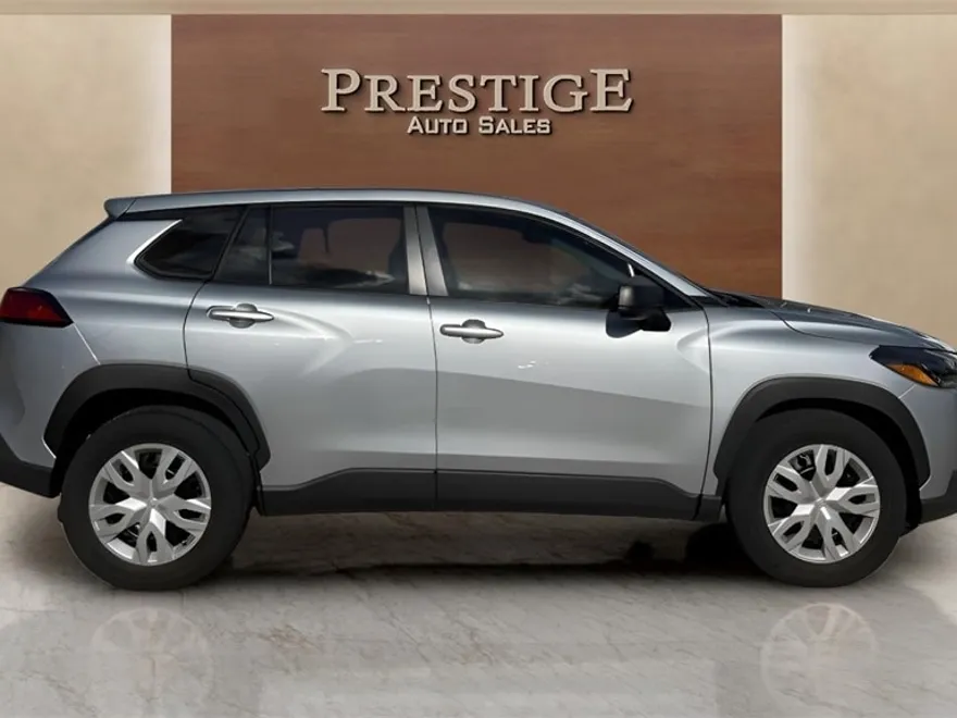 2023 Toyota Corolla Cross L photo 1