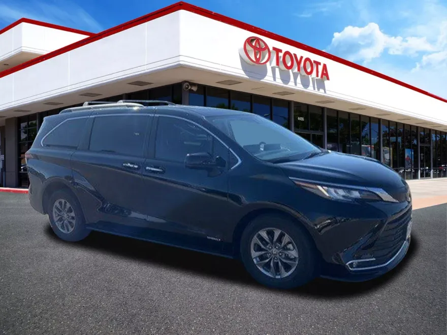 2021 Toyota Sienna XLE photo 1