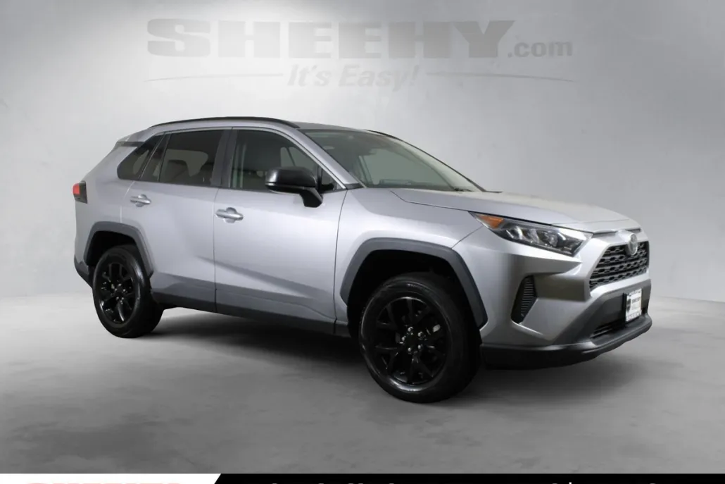 2021 Toyota RAV4 LE photo 1