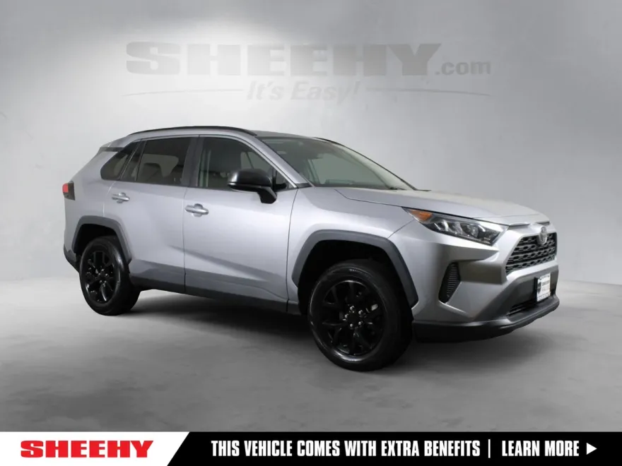2021 Toyota RAV4 LE photo 1