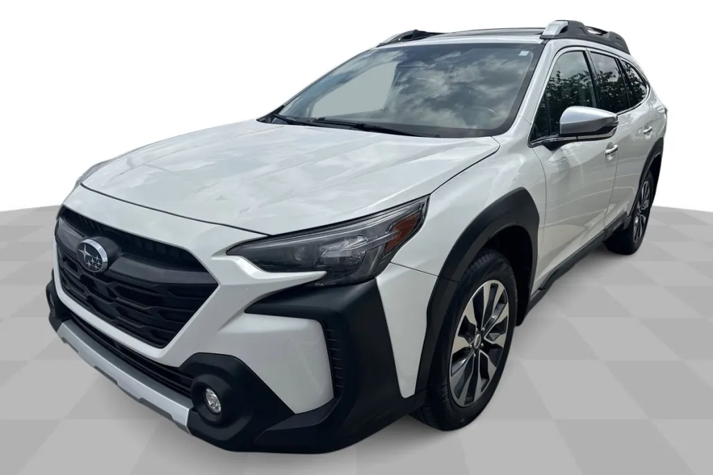 2023 Subaru Outback Touring photo 1