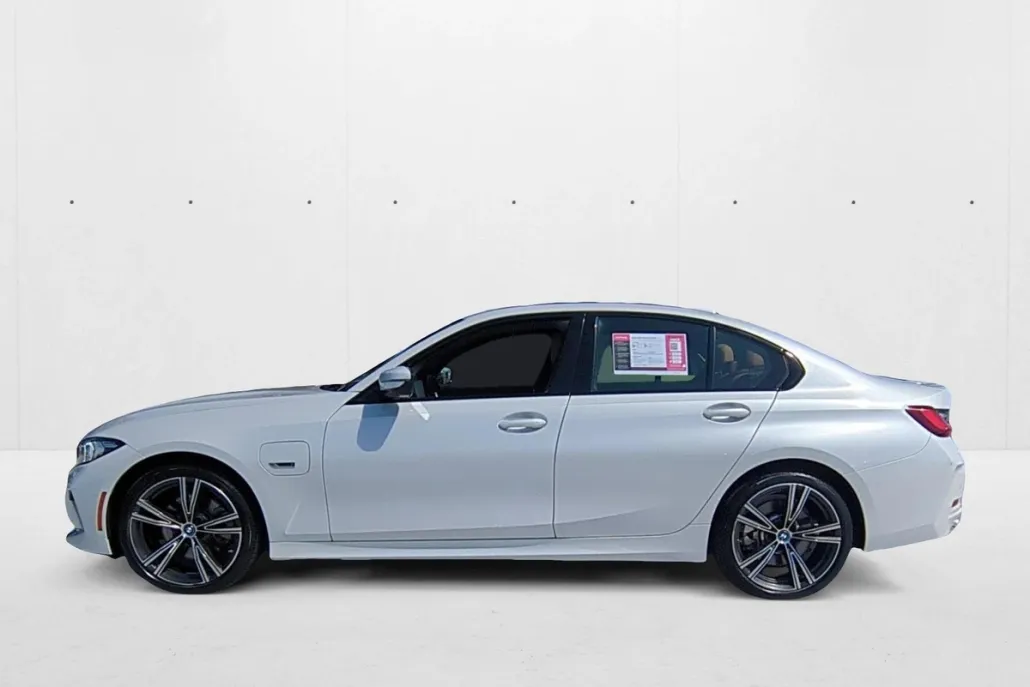 2023 Bmw 330e Sedan photo 1