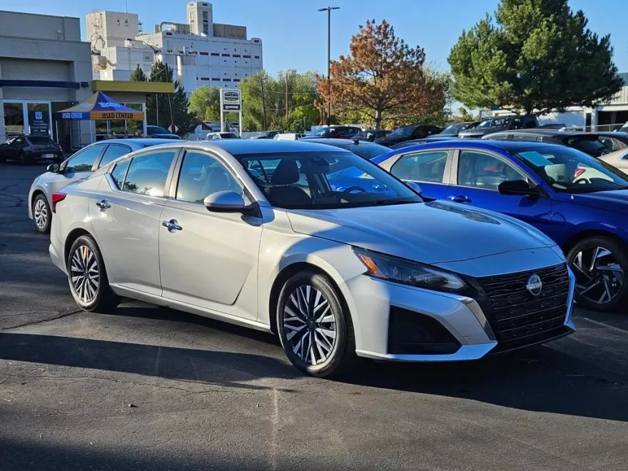2023 Nissan Altima 2.5 SV photo 1