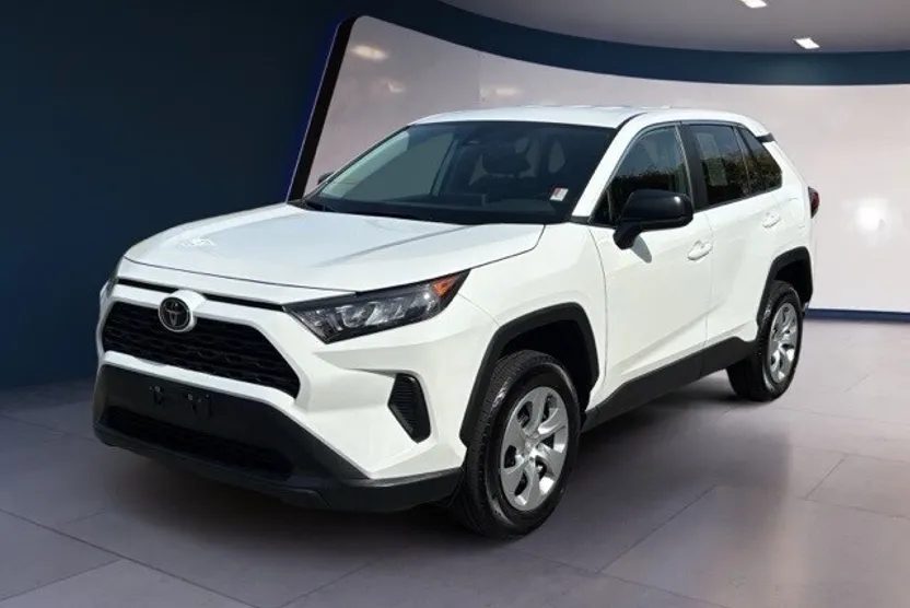 2022 Toyota RAV4 LE photo 1