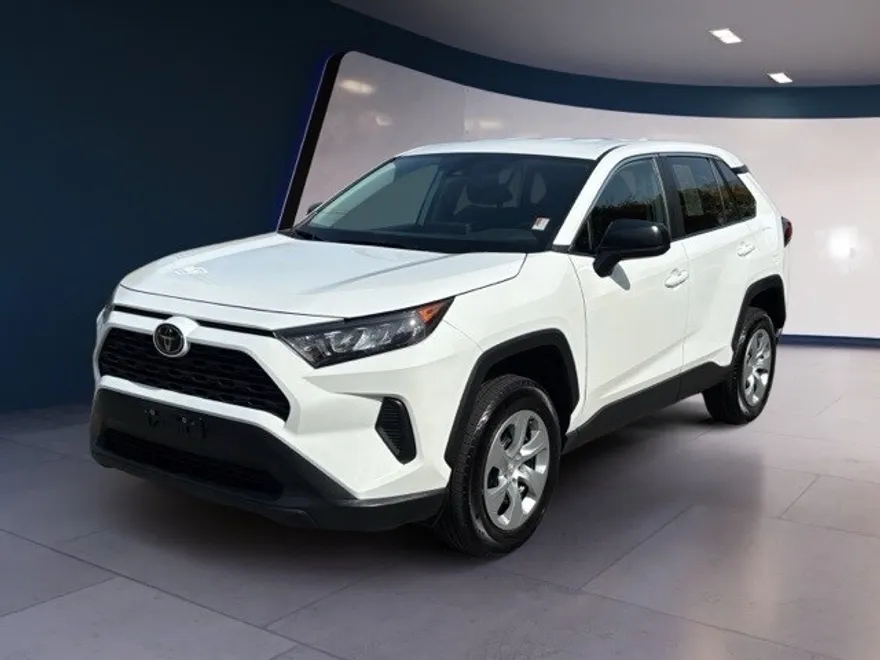2022 Toyota RAV4 LE photo 1