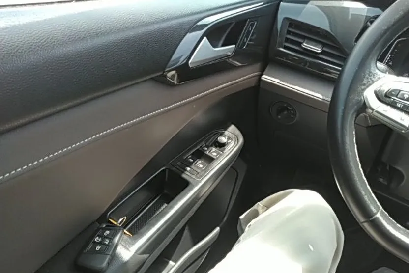 2022 Volkswagen Taos SEL photo 1