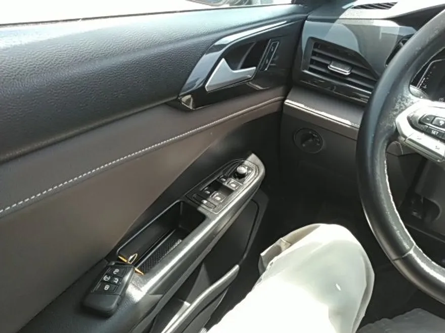 2022 Volkswagen Taos SEL photo 1