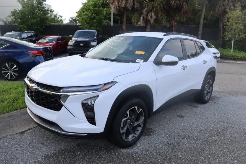 2025 Chevrolet Trax LT photo 1