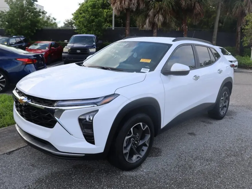 2025 Chevrolet Trax LT photo 1