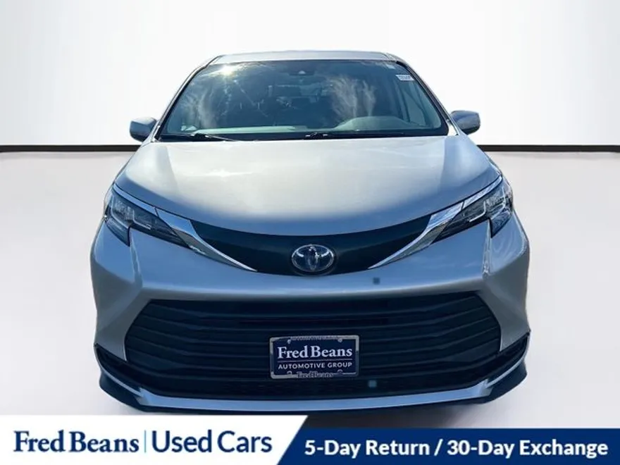 2023 Toyota Sienna LE photo 1