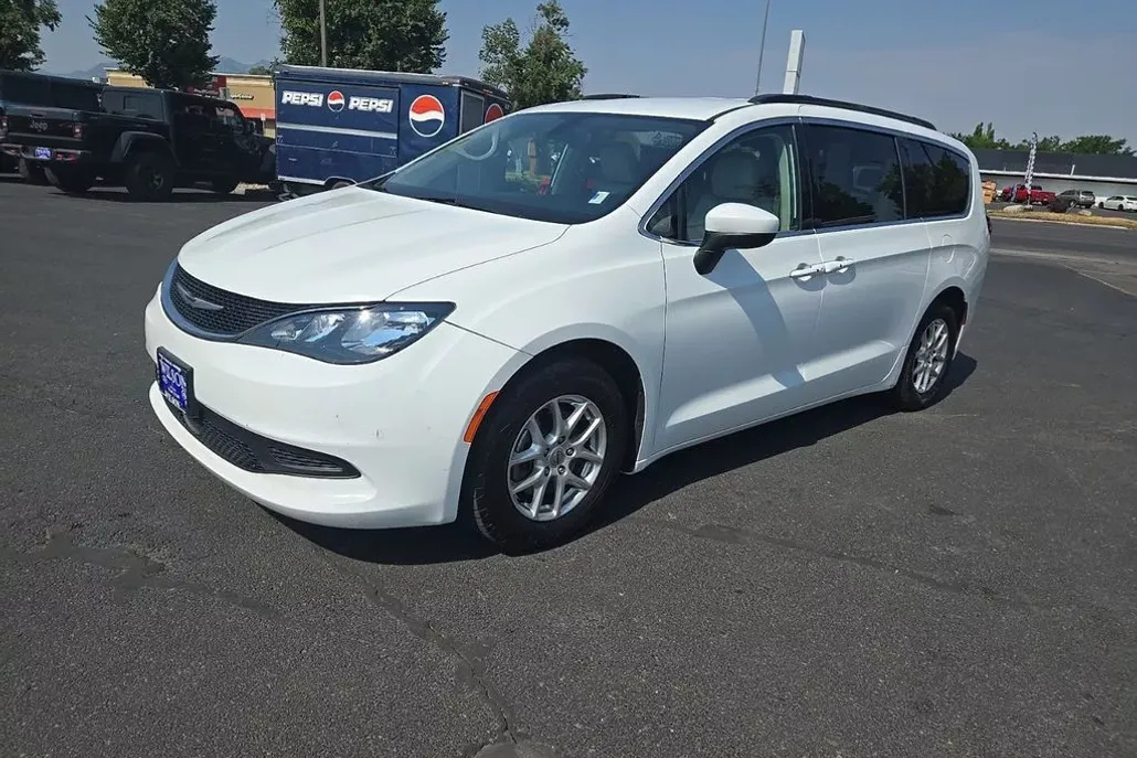 2021 Chrysler Voyager LXi photo 1