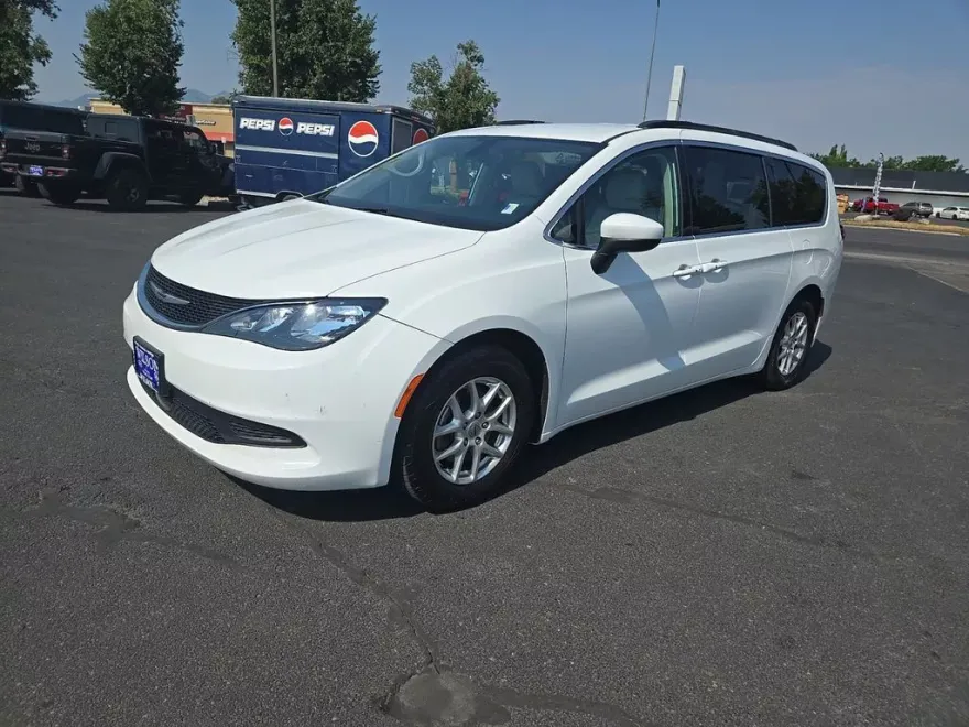 2021 Chrysler Voyager LXi photo 1