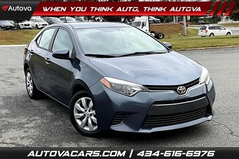 2015 Toyota Corolla LE photo 1