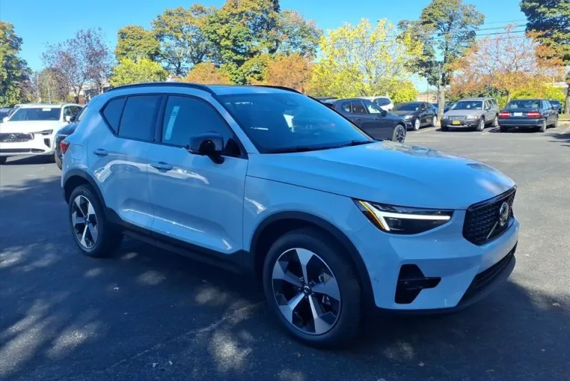 2026 Volvo XC40 Plus photo 1