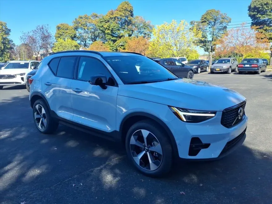2026 Volvo XC40 Plus photo 1