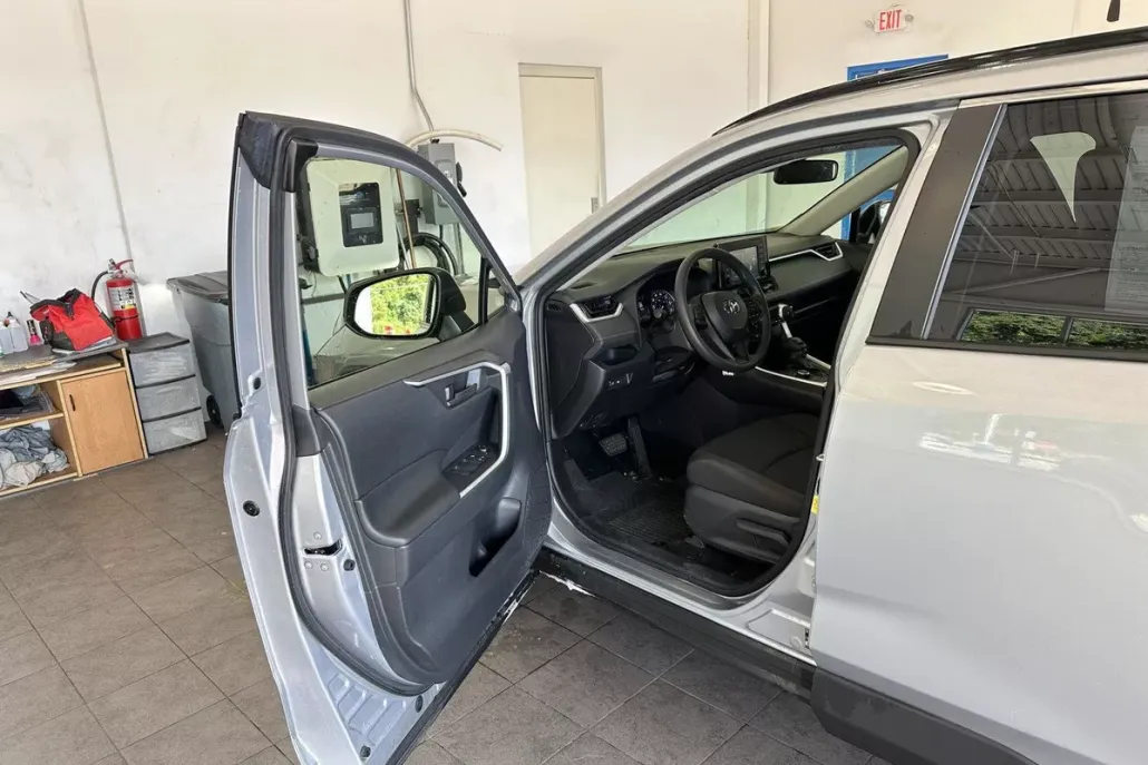 2021 Toyota RAV4 Hybrid LE photo 1