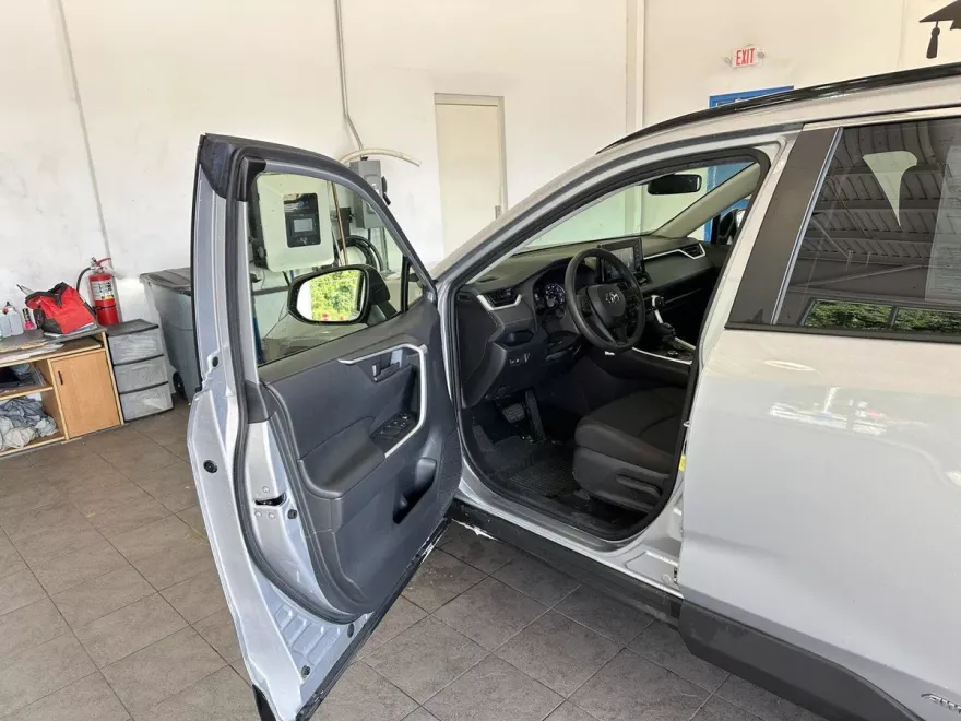 2021 Toyota RAV4 Hybrid LE photo 1