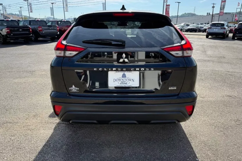 2023 Mitsubishi Eclipse Cross LE photo 1
