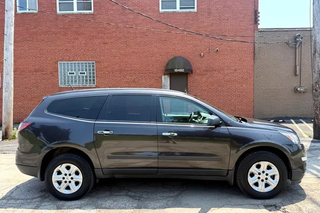 2016 Chevrolet Traverse LS photo 1