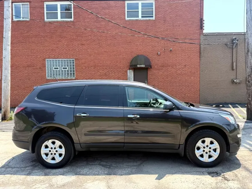 2016 Chevrolet Traverse LS photo 1