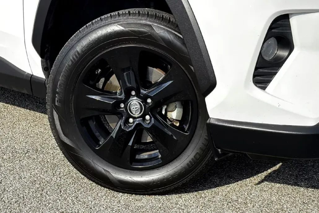 2021 Toyota RAV4 XLE photo 1
