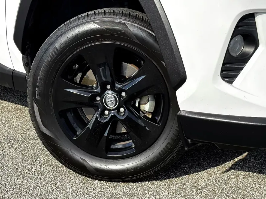 2021 Toyota RAV4 XLE photo 1