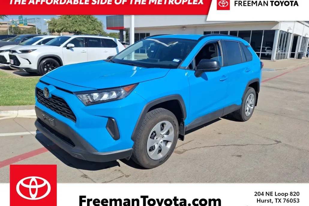 2021 Toyota RAV4 LE photo 1