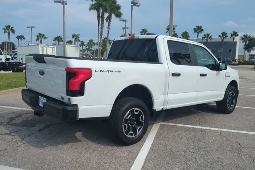 2022 Ford F-150 Lightning photo 1