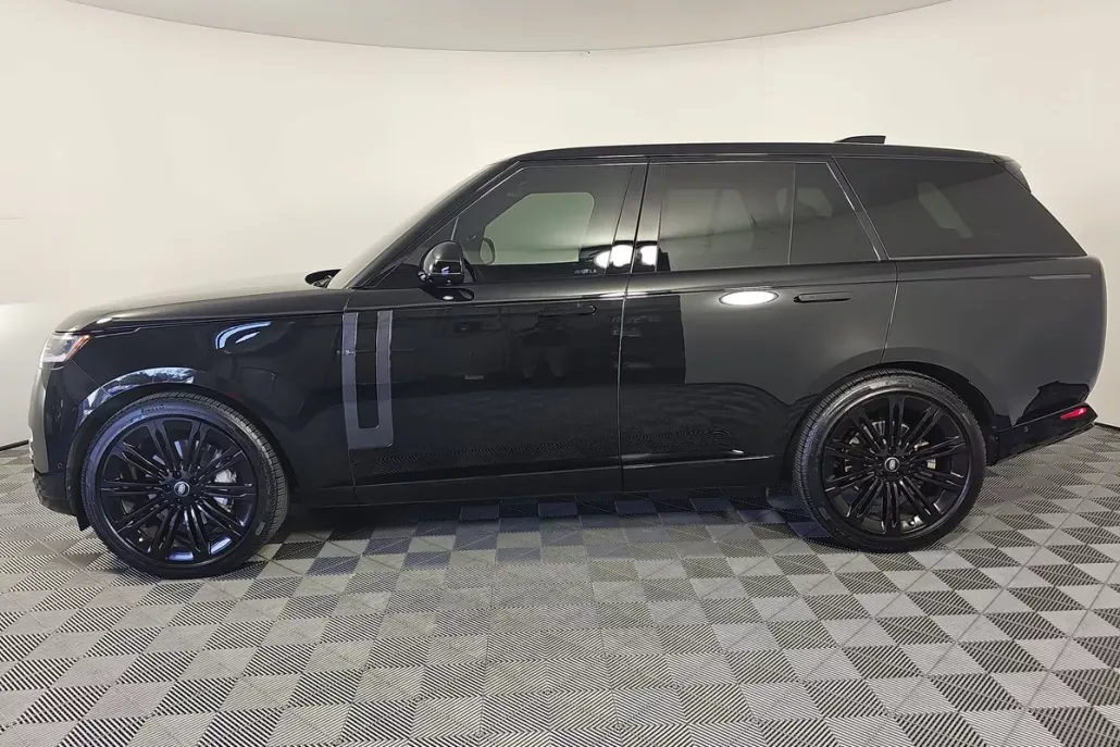 2025 Land Rover Range Rover SE photo 1