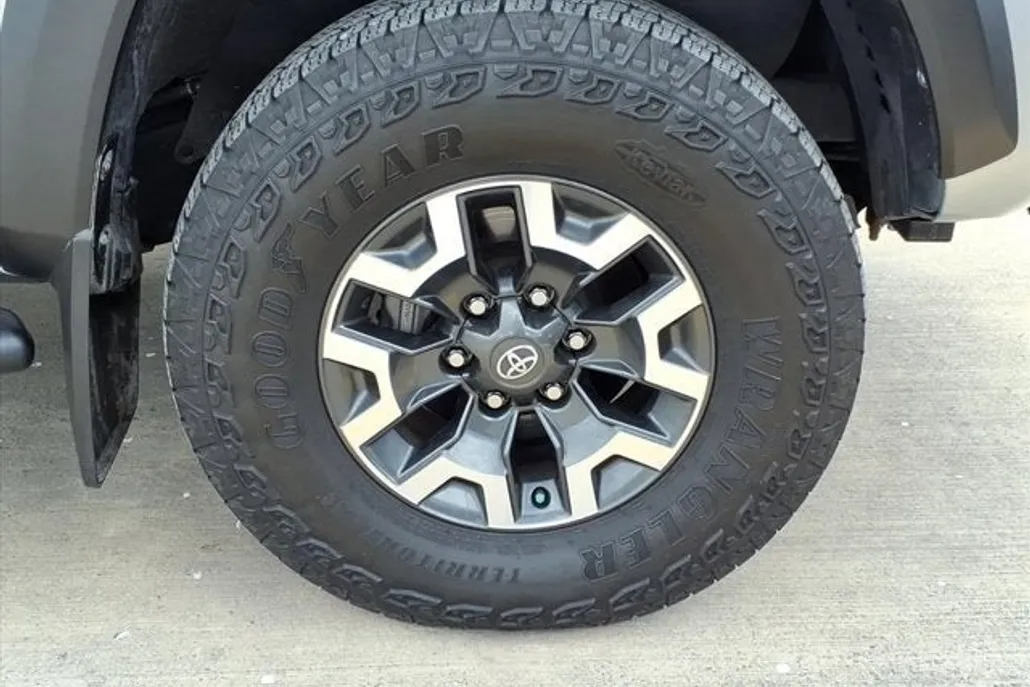 2023 Toyota Tacoma 4x4 TRD photo 1