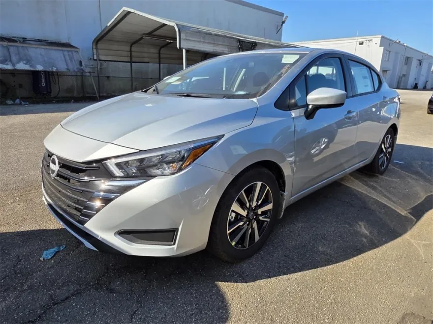 2025 Nissan Versa 1.6 SV photo 1