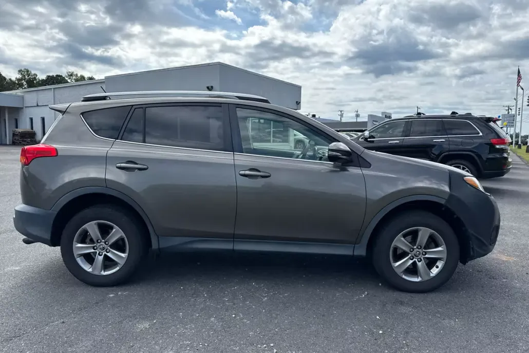 2015 Toyota RAV4 LE photo 1