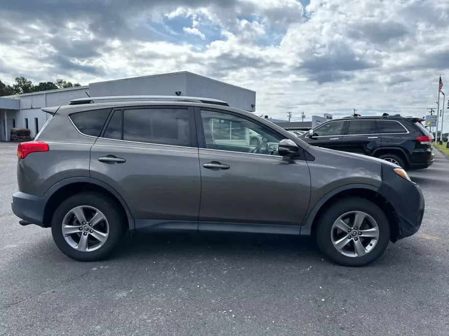 2015 Toyota RAV4 LE photo 1