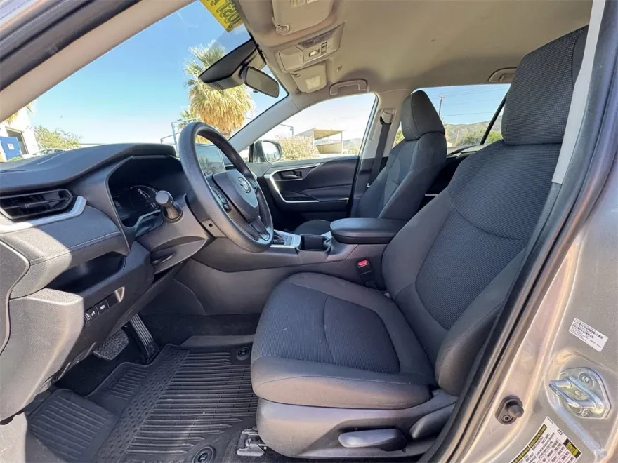2024 Toyota RAV4 LE photo 1