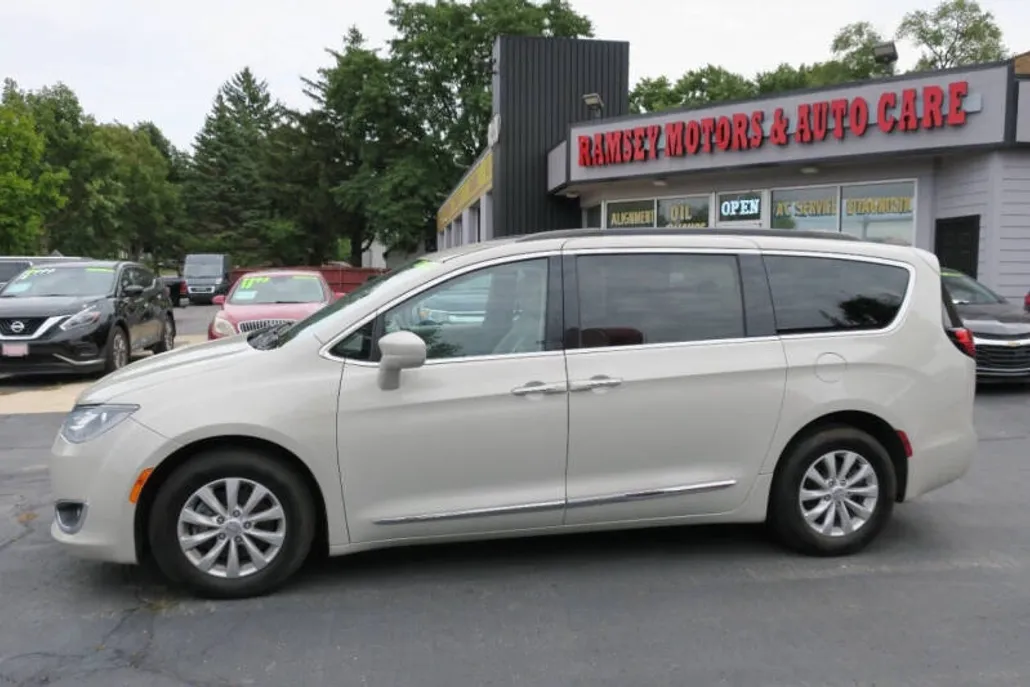 2017 Chrysler Pacifica photo 1