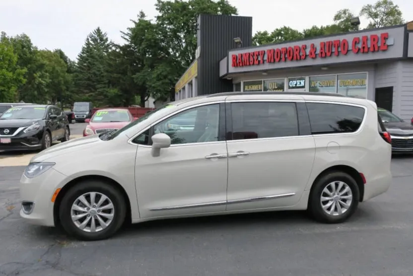 2017 Chrysler Pacifica photo 1