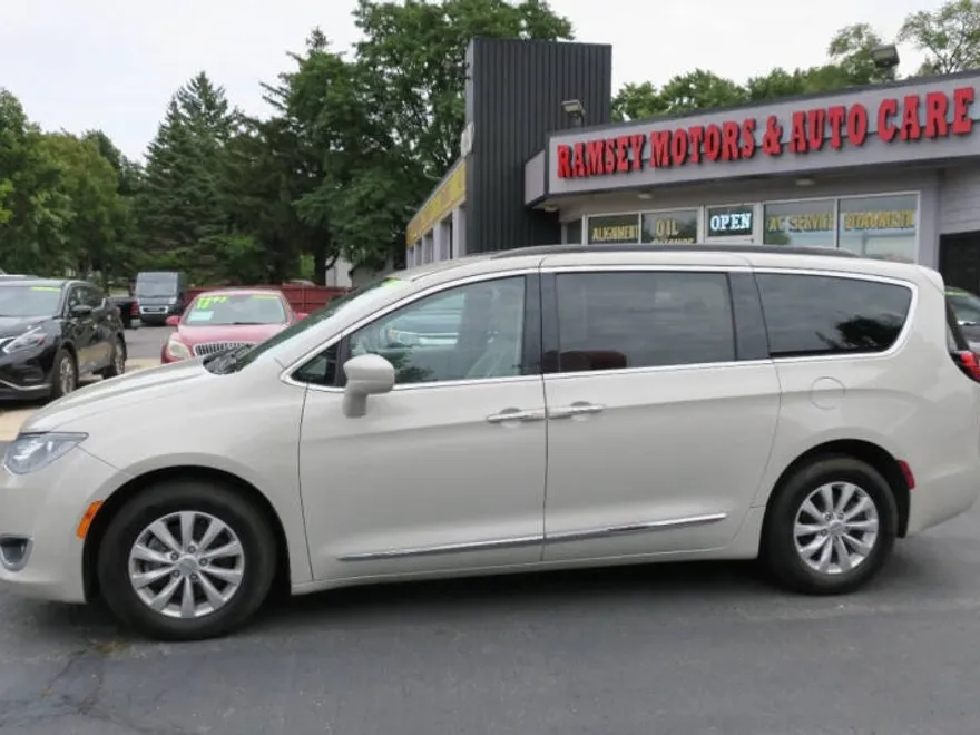 2017 Chrysler Pacifica photo 1