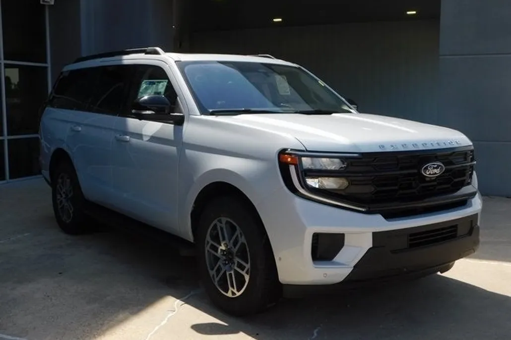 2025 Ford Expedition XLT photo 1