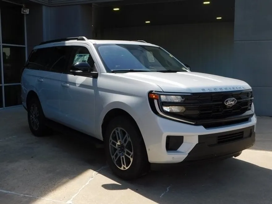 2025 Ford Expedition XLT photo 1