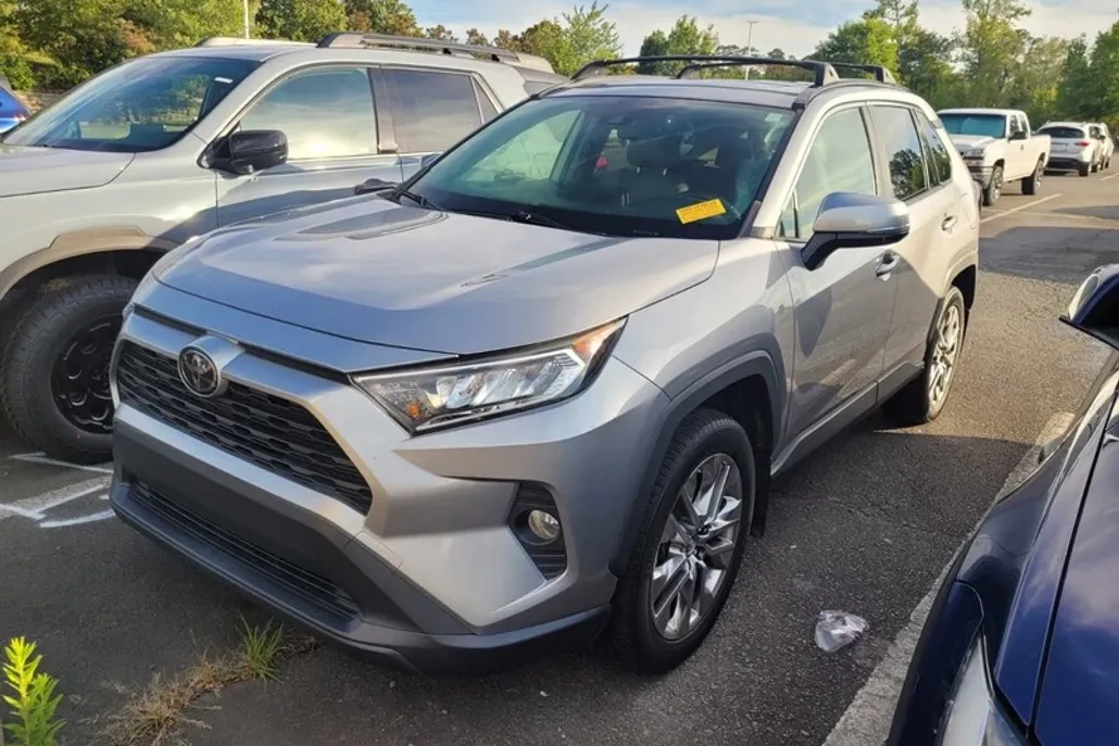 2019 Toyota RAV4 XLE Premium photo 1