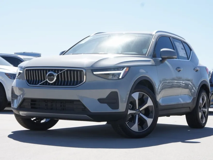 2025 Volvo XC40 Core photo 1