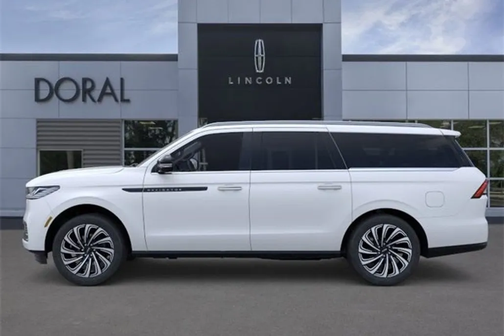 2025 Lincoln Navigator Black Label photo 1