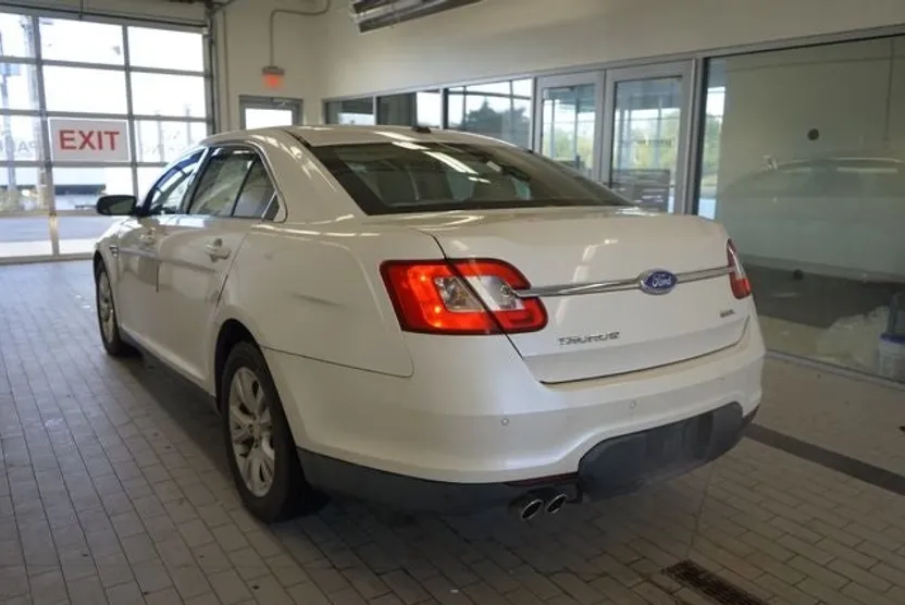 2011 Ford Taurus SEL photo 1